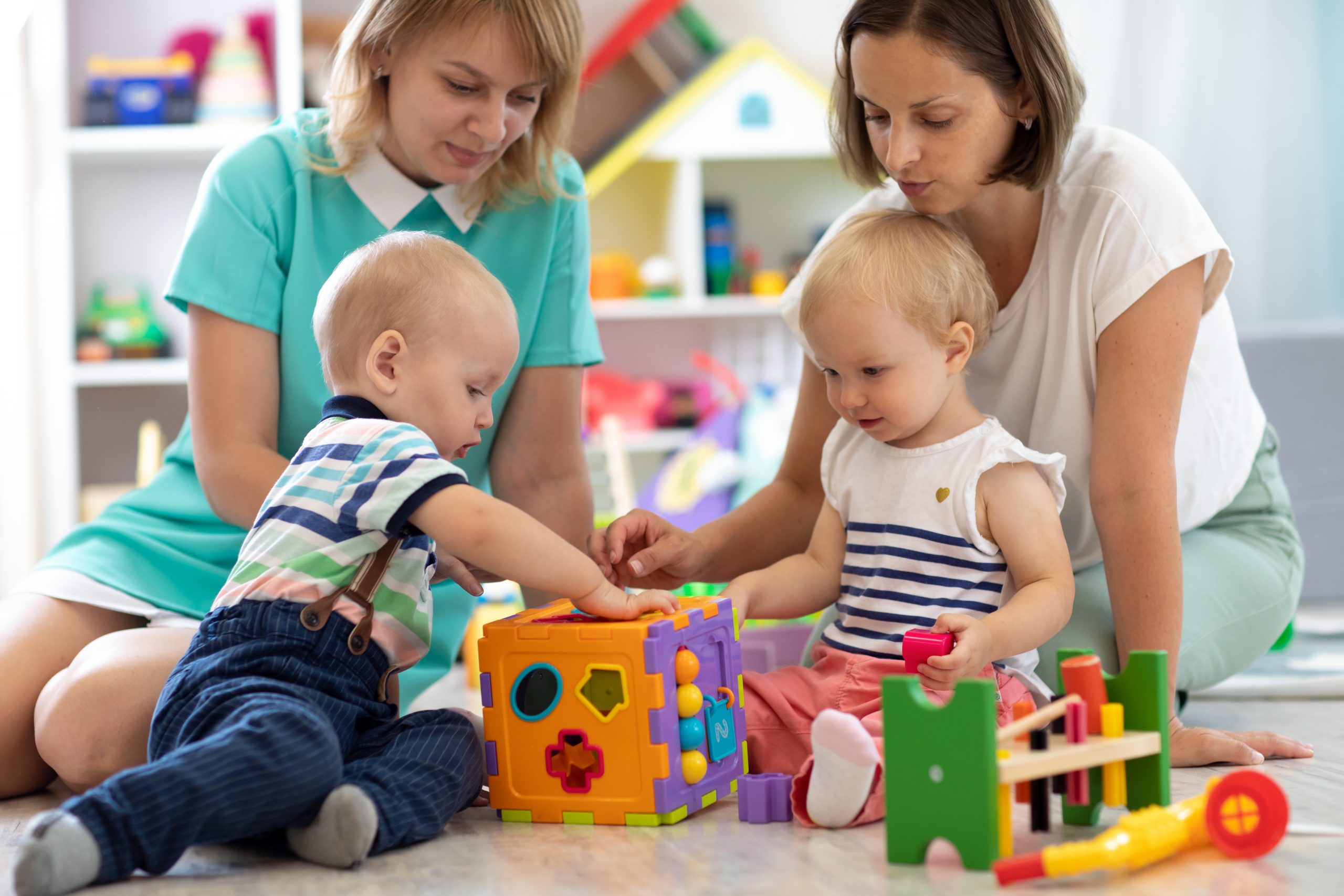 babies-playing-together-with-mothers-in-the-classroom-in-nursery-or-preschool