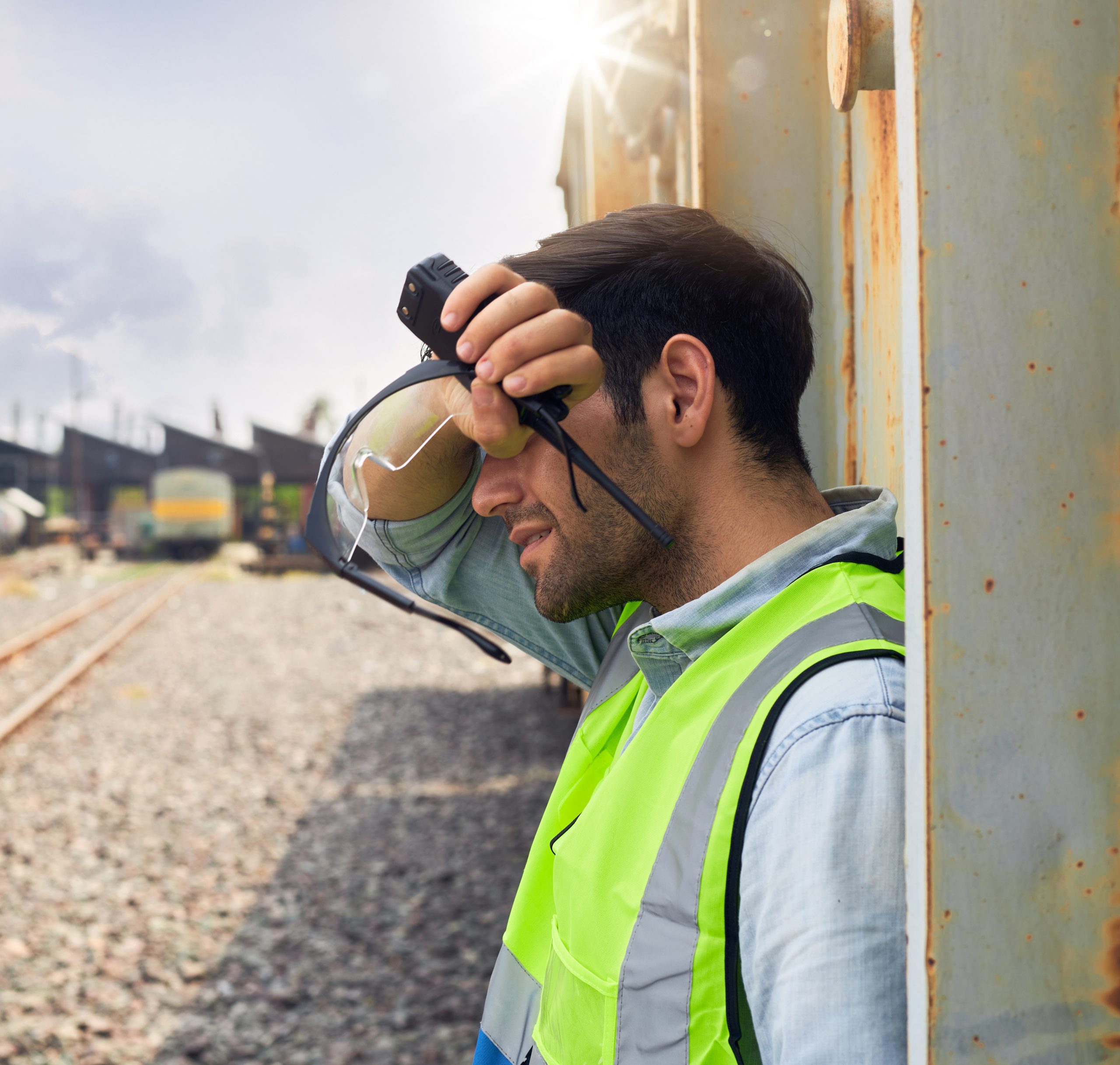 railway-engineers-work-in-extremely-hot-climates