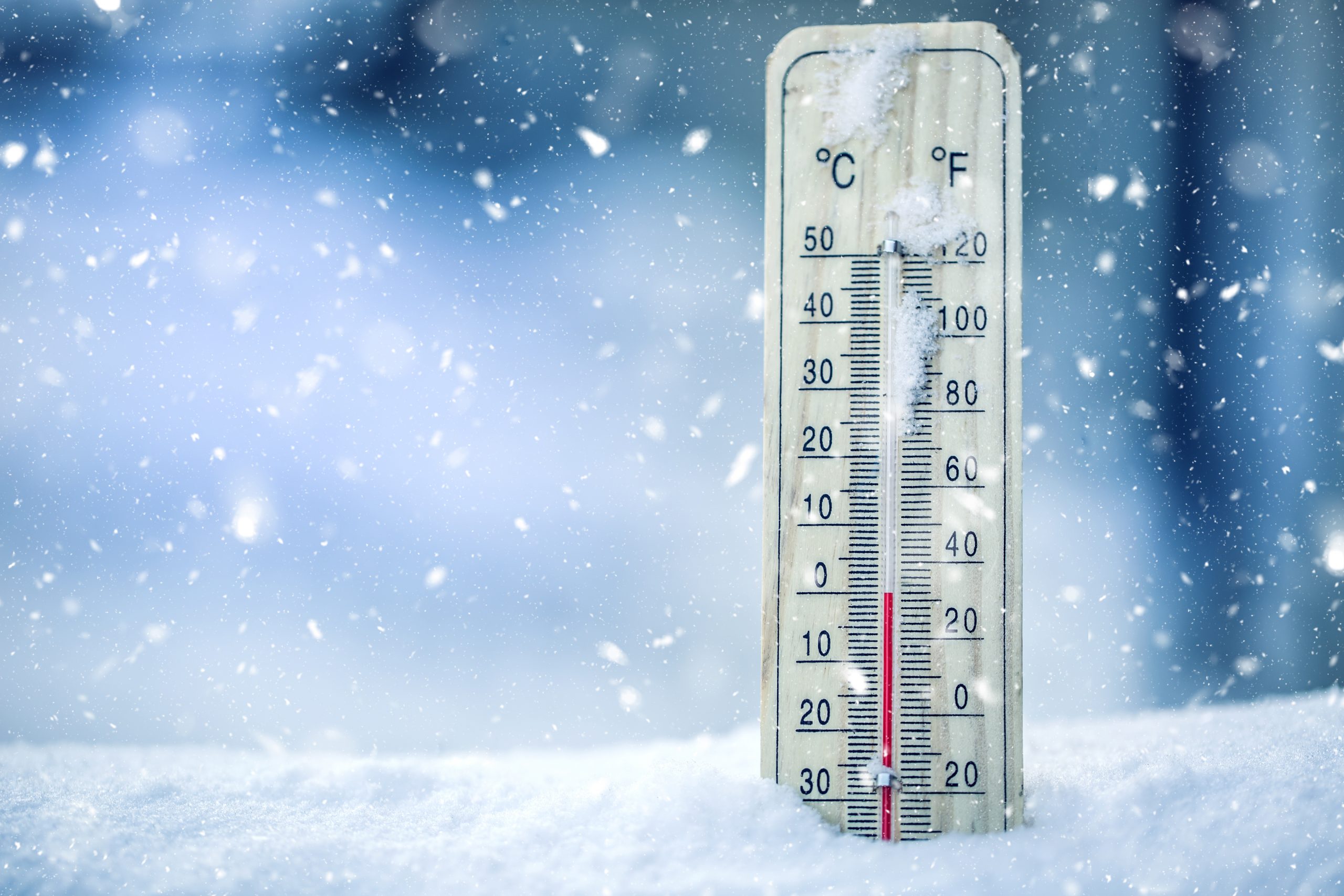 thermometer-on-snow-shows-low-temperatures-zero-low-temperatures-in-degrees-celsius-and-fahrenheit-cold-winter-weather-zero-celsius-thirty-two-farenheit